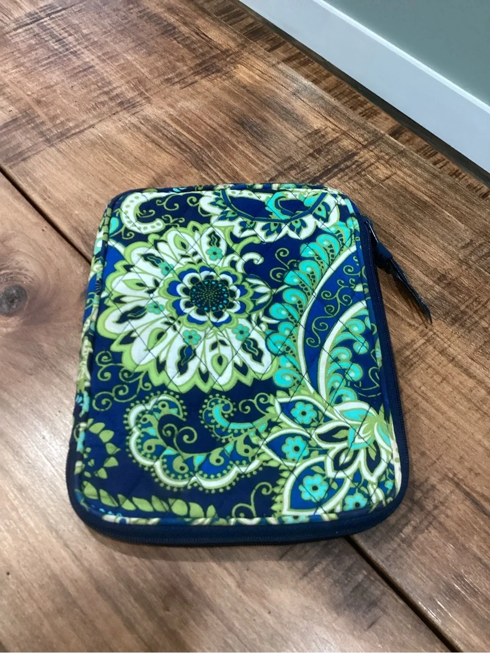 Vera Bradley Table / e-reader Tech Zip-around Sleeve Case